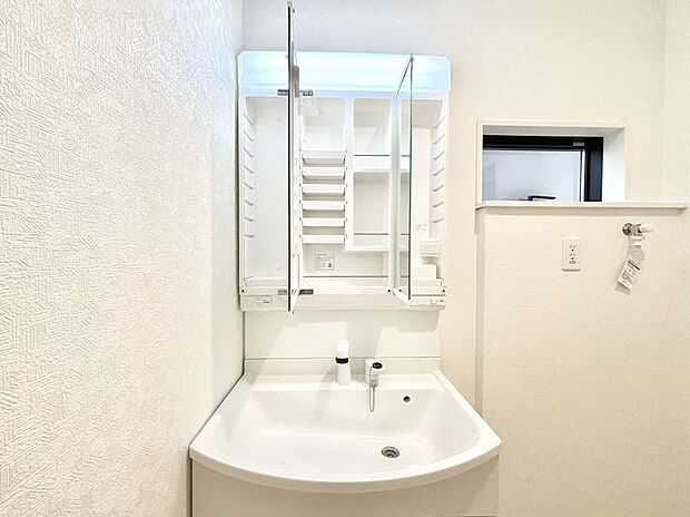 三面鏡の裏に、化粧品や衛生用品などを収納可能。洗面台をすっきりと保ちます！