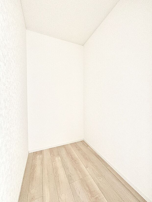 ウォークインクローゼット付きで生活空間を広く利用できます。