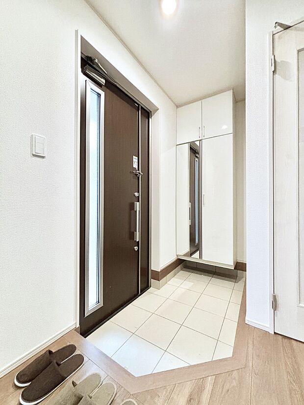 ミラー付きシューズボックスはお出かけ前の身だしなみチェックに便利