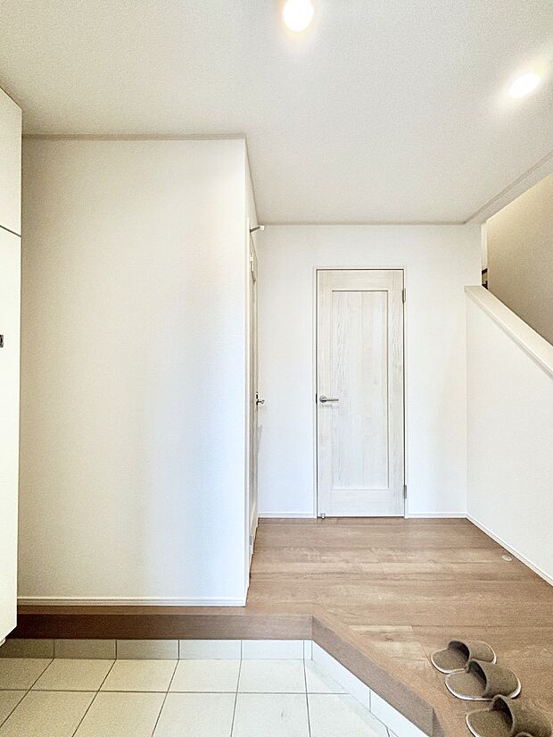 明るい玄関はお客様をお出迎えするのにぴったりです！ 