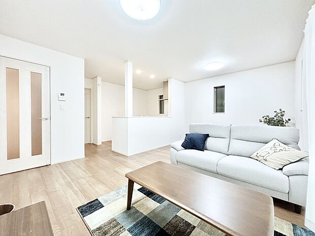 ご家族の賑やかな話し声で包まれる明るいリビング