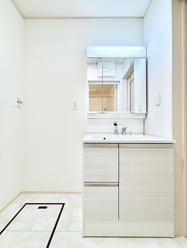 大きく見やすい三面鏡で清潔感ある洗面台は、身だしなみチェックや肌のお手入れにおすすめです。 