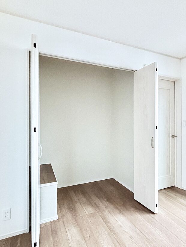 洋室のクローゼット。奥行きがあるので厚手の衣類もすっきり収まります。