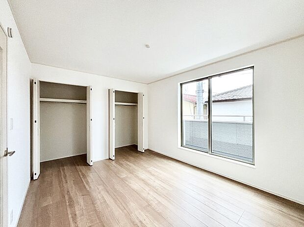 明るいバルコニーサイドに洋室を設置。目覚めの良い寝室に。 