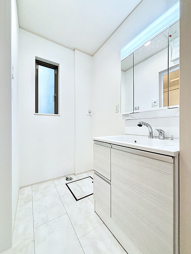 小窓がついているので湿気の多い場所でも換気が十分行えます。毎日の身支度を気持ち良く！