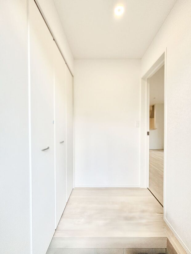 明るい玄関はお客様をお出迎えするのにぴったりです！ 