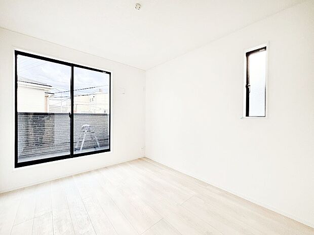 明るいバルコニーサイドに洋室を設置。目覚めの良い寝室に。 