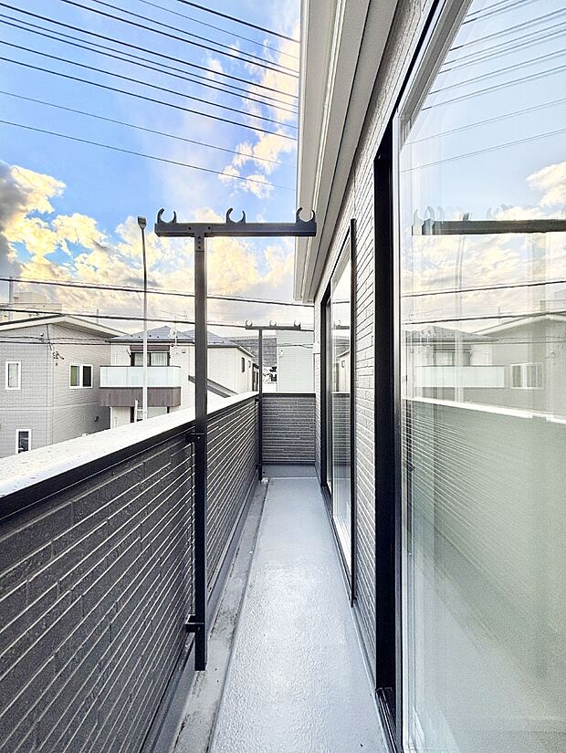 ゆったりバルコニーだから沢山お洗濯ものを干せます。