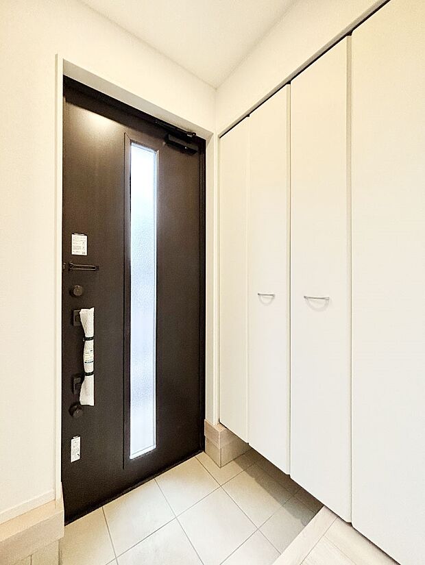 天井まである玄関収納で、家族全員の靴もすっきり収納!