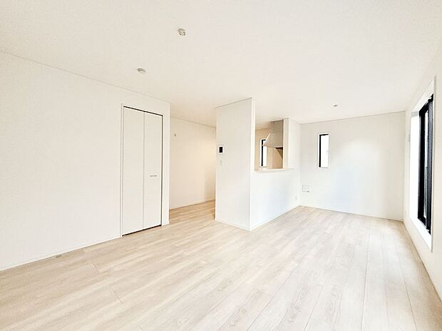 明るい陽光が注ぎ、寛ぎの雰囲気に満たされるリビング・ダイニング。 