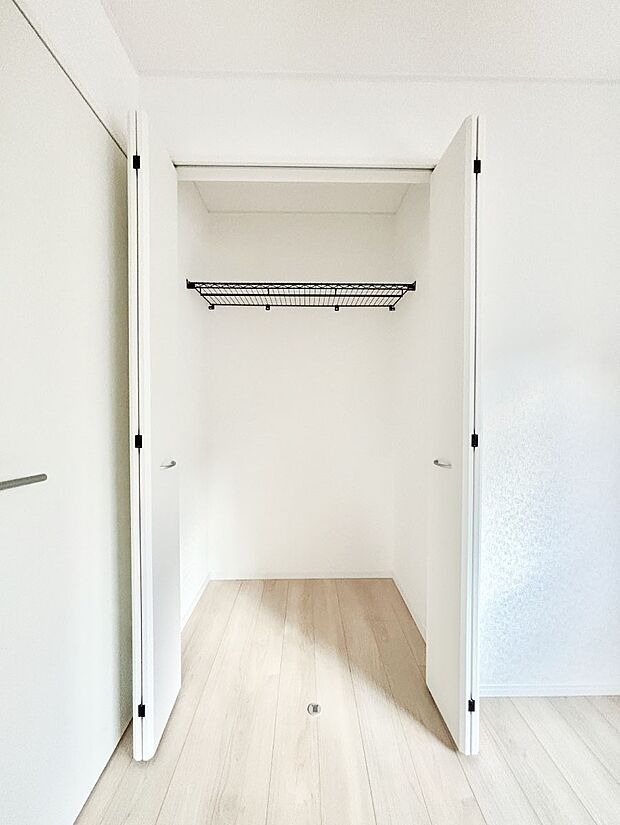 洋室のクローゼット。奥行きがあるので厚手の衣類もすっきり収まります。