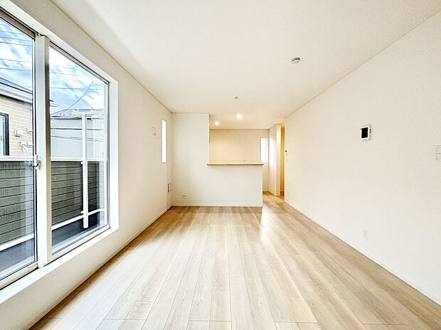 明るい陽光が注ぎ、寛ぎの雰囲気に満たされるリビング・ダイニング。 