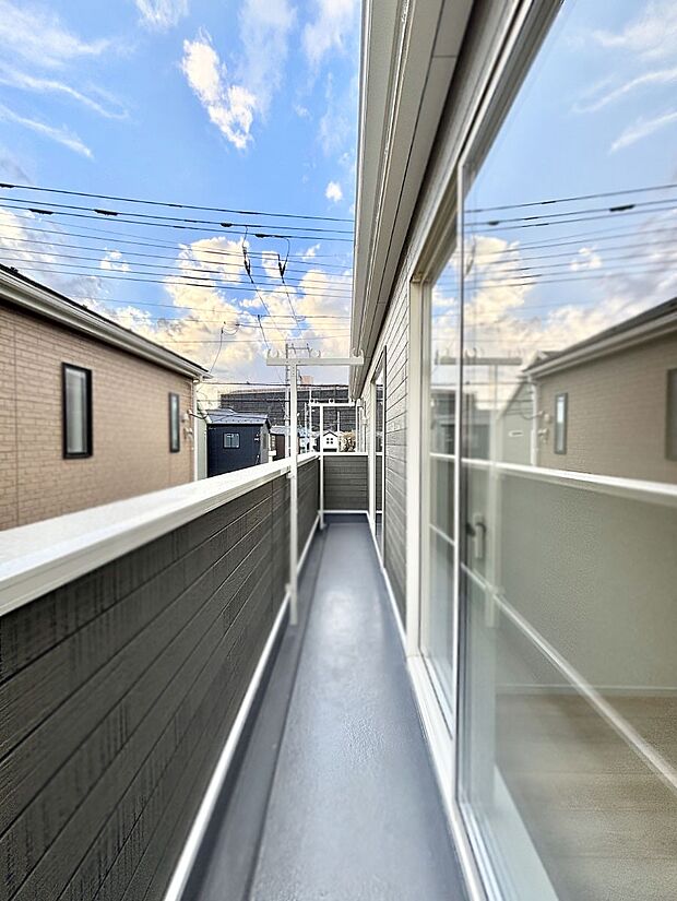 ゆったりバルコニーだから沢山お洗濯ものを干せます。