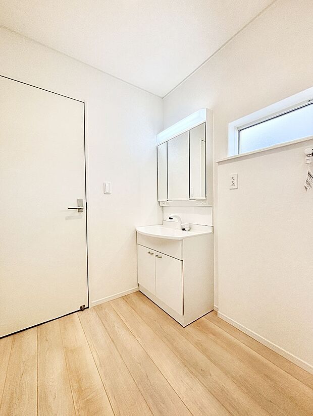 窓のある明るいランドリースペース