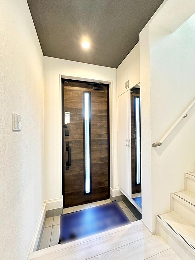 ガラススリットの入った玄関ドアが室内に光を届けてくれます  