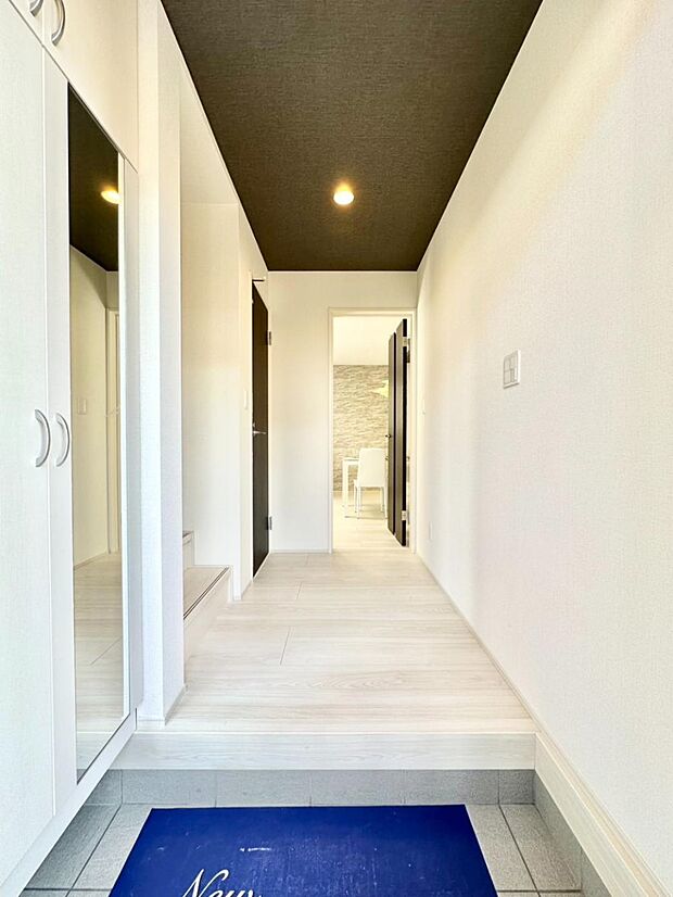 家族の帰宅やお客様をあたたかく迎える玄関  