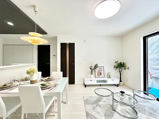 ご家族の賑やかな話し声で包まれる明るいリビング  