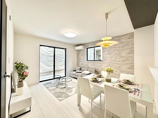 大きな窓からたっぷりの陽光と風を感じられるリビング