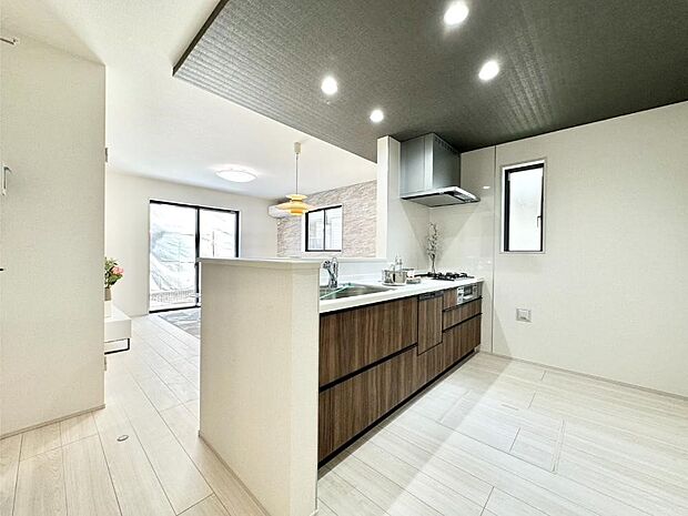 料理をしながらご家族との会話を楽しめる対面カウンターキッチン  