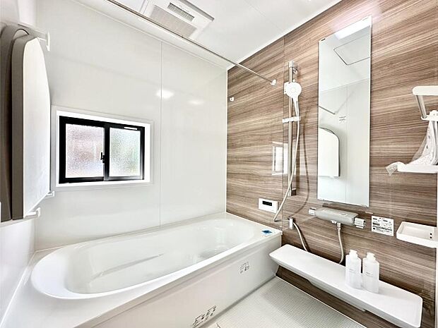 一日の疲れを癒してくれる明るい清潔感のあるバスルーム  