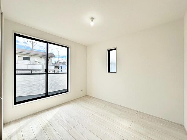 バルコニーが開放感をプラスしてくれる洋室  