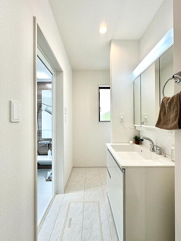 清潔感ある洗面化粧室で朝の身支度も快適  