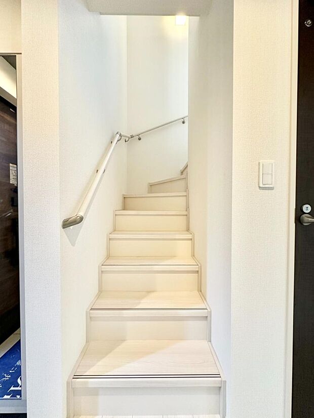 階段は手すり付きなので小さなお子さまやご高齢の方も安心です  