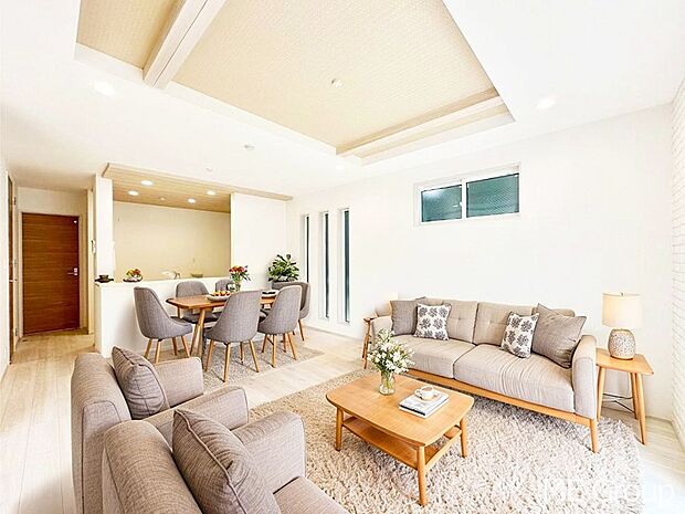 落ち着いた雰囲気のLDKは家族みんなの快適空間※家具はCGです