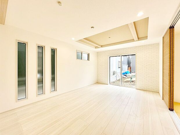 大きな窓からたっぷりの陽光と風を感じられるリビング