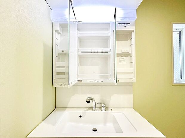 三面鏡の裏に、化粧品や衛生用品などを収納可能。洗面台をすっきりと保ちます!