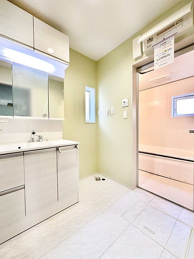 清潔感ある洗面化粧室で朝の身支度も快適