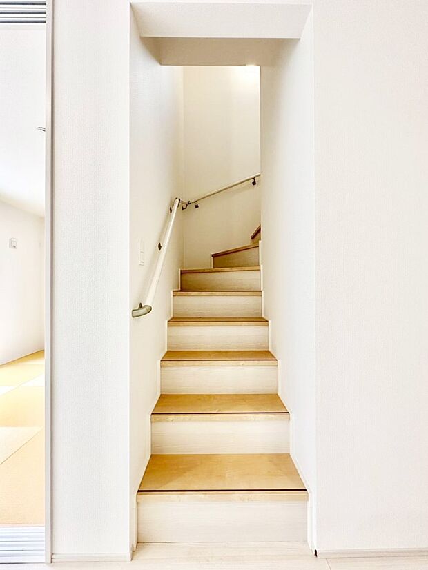 階段は手すり付きなので小さなお子さまやご高齢の方も安心です