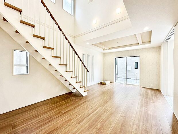 大きな窓からたっぷりの陽光と風を感じられるリビング