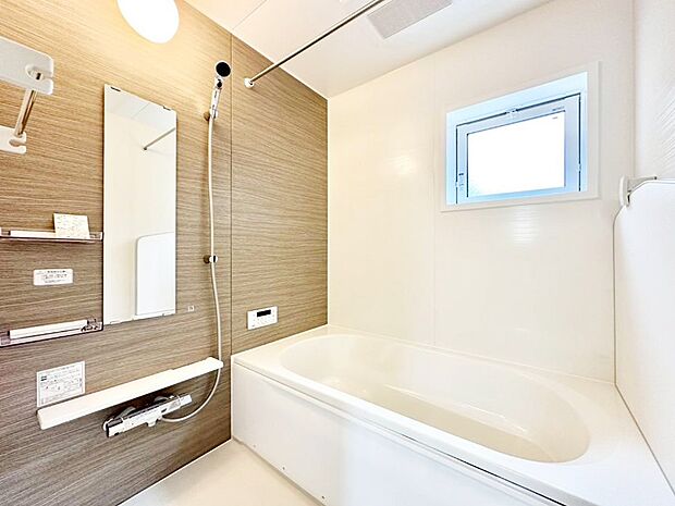 一日の疲れを癒してくれる明るい清潔感のあるバスルーム