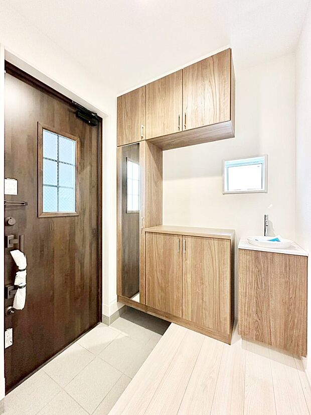 下駄箱はご家族の写真や季節のインテリアで飾り棚として演出できます