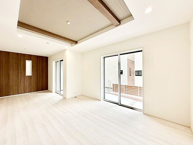 大きな窓からたっぷりの陽光と風を感じられるリビング