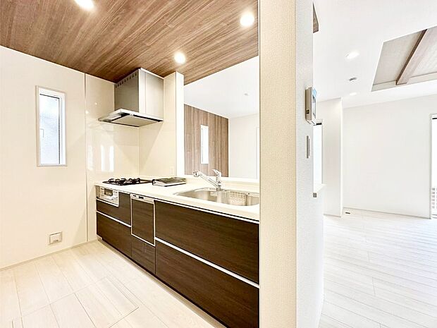 料理をしながらご家族との会話を楽しめる対面カウンターキッチン