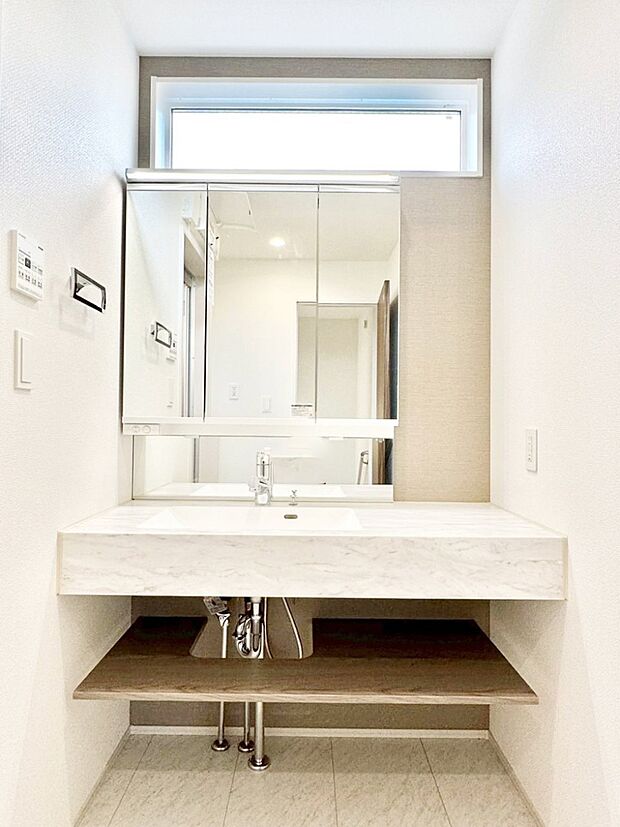 収納力と機能性に優れた洗面化粧台