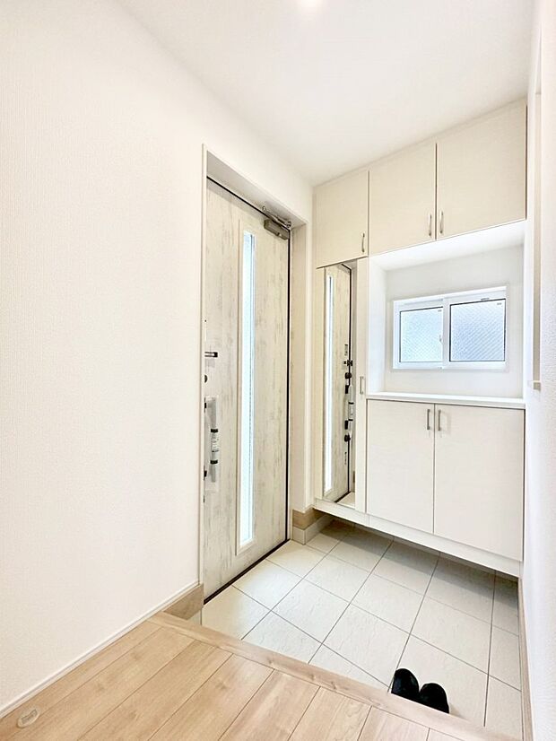 明るい玄関はお客様をお出迎えするのにぴったりです！ 