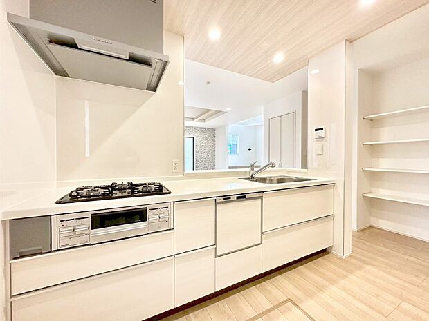 リビングで遊ぶお子様を見守りながらお料理ができる対面キッチン。  