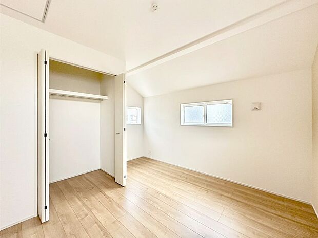 使いやすい形でベットや家具の置き方にも困ることもありません。   