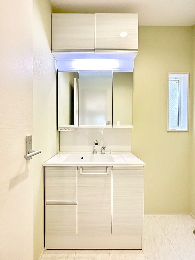 収納力と機能性に優れた洗面化粧台  