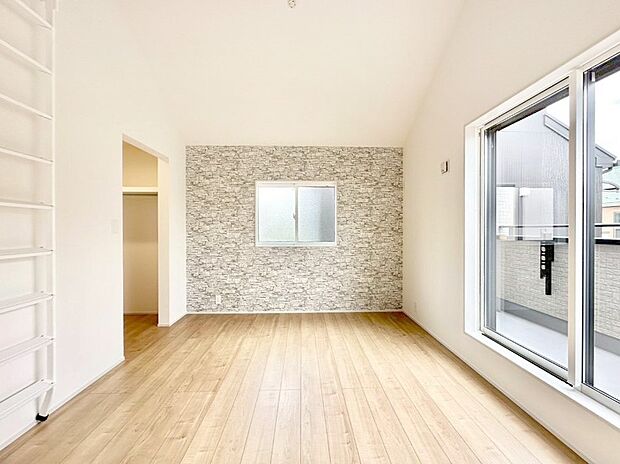 バルコニーが開放感をプラスしてくれる洋室  