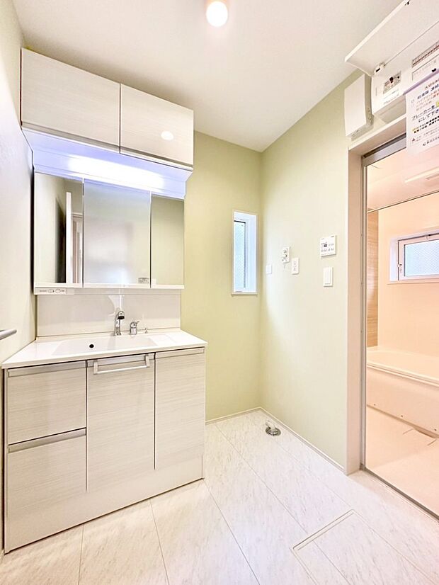 身支度もスムーズにおこなえる脱衣場。  