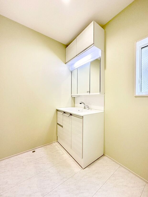 明るい洗面所は毎朝の身支度も楽しくできちゃいそうです。    