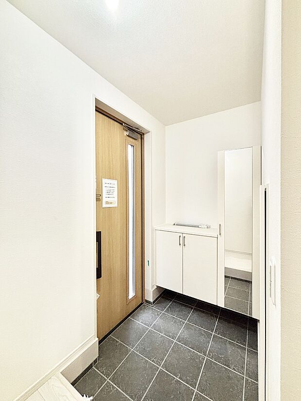 明るい玄関はお客様をお出迎えするのにぴったりです！ 