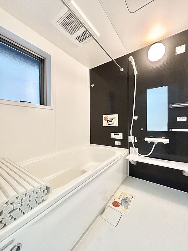 落ち着いた雰囲気でゆっくりお寛ぎいただけるバスルーム。