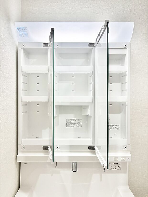 三面鏡の裏に、化粧品や衛生用品などを収納可能。洗面台をすっきりと保ちます！  