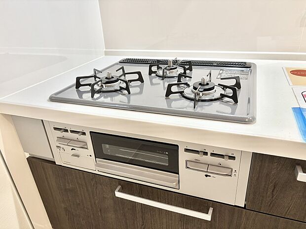 ガスコンロはＳｉセンサー搭載。火力調節や焦げ付き・消し忘れも防いでくれます。