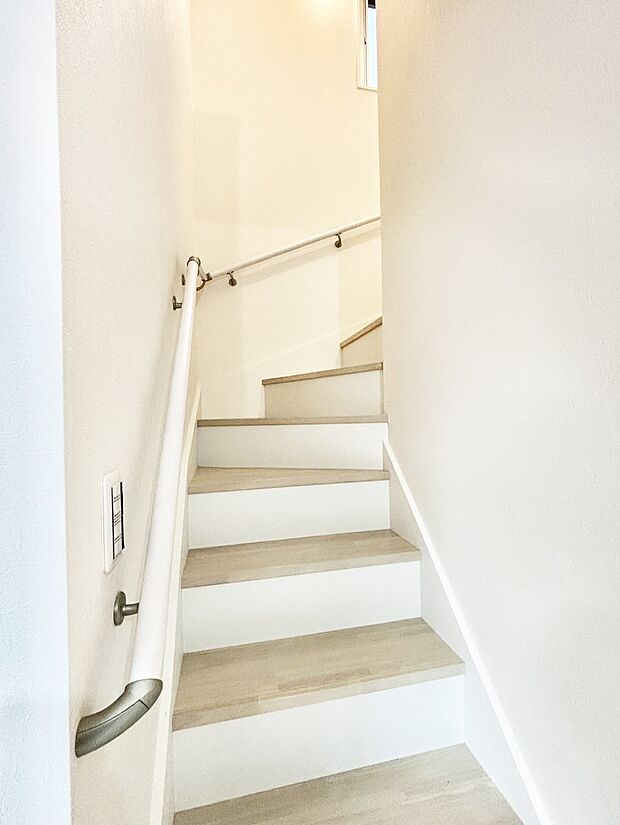 安全性を考慮し階段には手すりを設置しています
